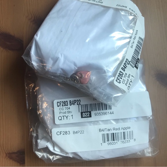 ❤️ Coach Heart Wristlet In Signature Canvas With Heart Print - Picture 8 of 12